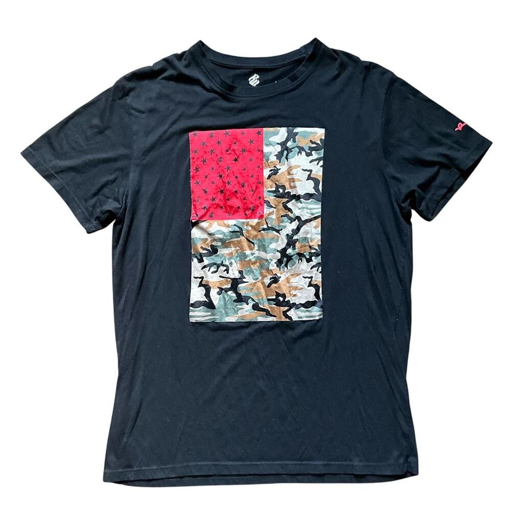 Rocawear Red and Camo American Flag Graphic Tee: Modern
